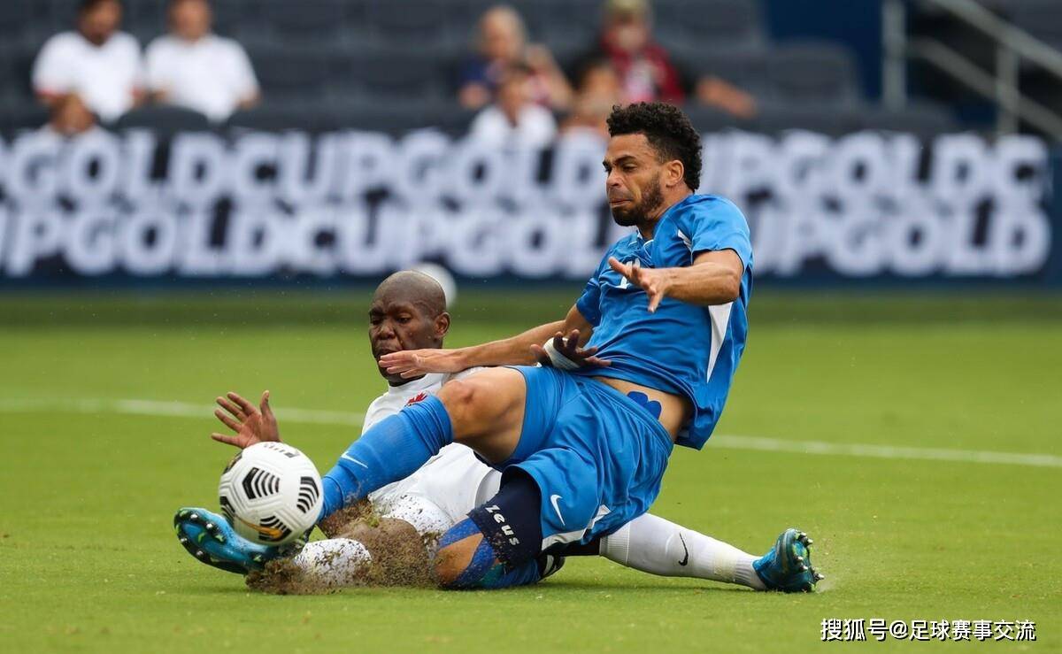 足球比赛中发生了情绪高涨的对决(在足球比赛现场发现个别球迷情绪激动)