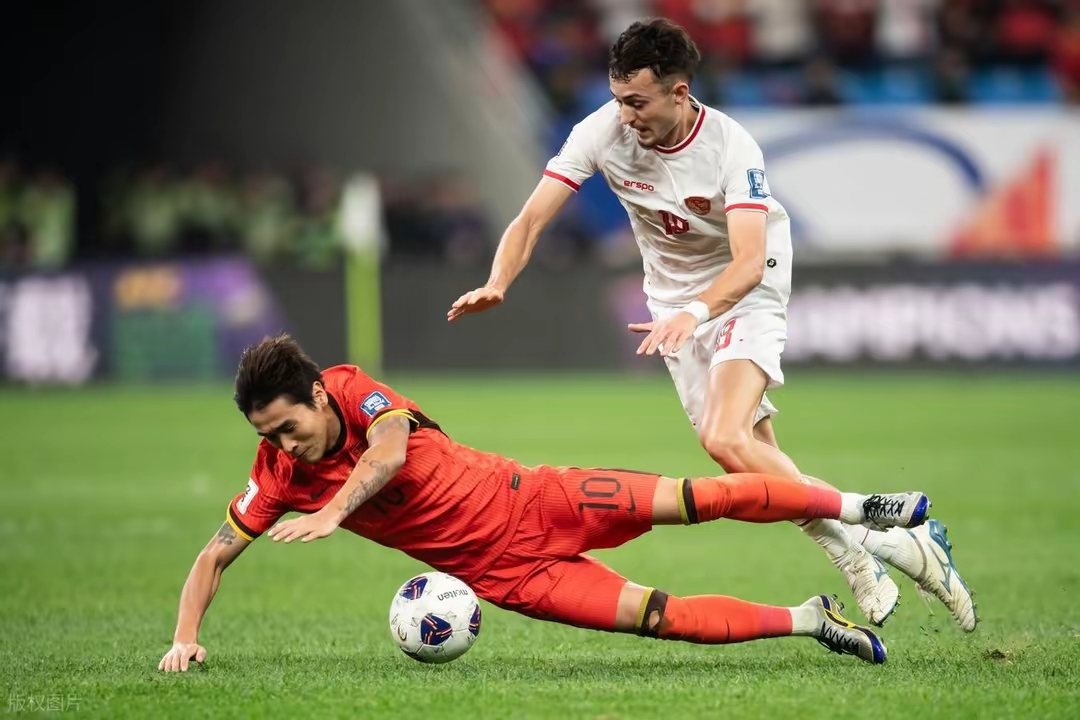 足球比赛中发生了情绪高涨的对决(在足球比赛现场发现个别球迷情绪激动)